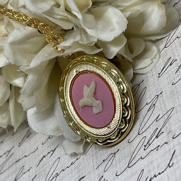 Gold Memorial Jewelry Pink Hummingbird Cameo Locket Necklace Pendant Wedding - Picture 3 of 8